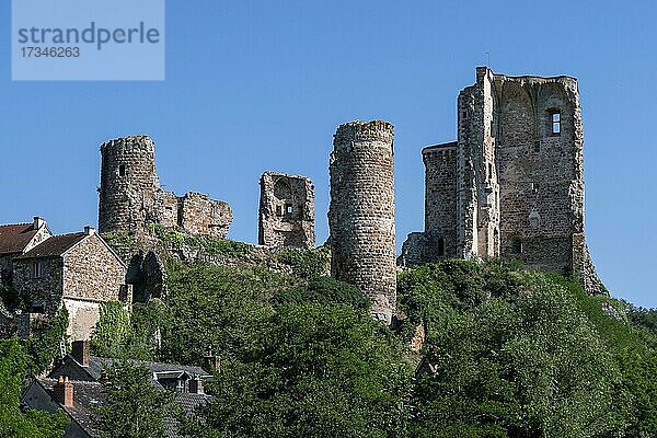 Dorf Herisson  Blick auf die Türme der Festung der Ducs de Bourbon  Departement Allier  Auvergne-Rhone-Alpes  Frankreich  Europa