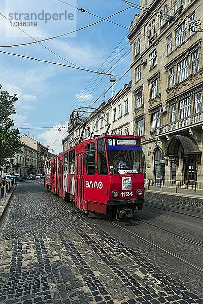 Straßenbahn in der Unesco-Sehenswürdigkeit der Stadt Lviv  Ukraine  Europa