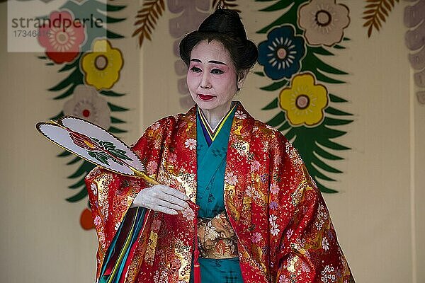 Traditionell gekleidete Tänzer  Unesco-Welterbe-Sehenswürdigkeit Shuri Castle  Naha  Okinawa  Japan  Asien