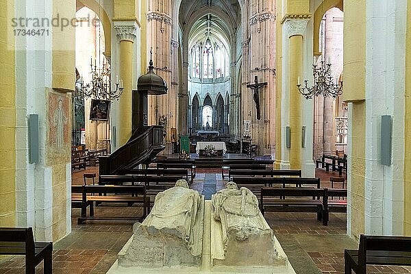 Liegende Statuen des Heiligen Mayeul und des Heiligen Odilon in der Prioratskirche St-Peter und St-Paul von Souvigny  Departement Allier  Auvergne-Rhone-Alpes  Frankreich  Europa