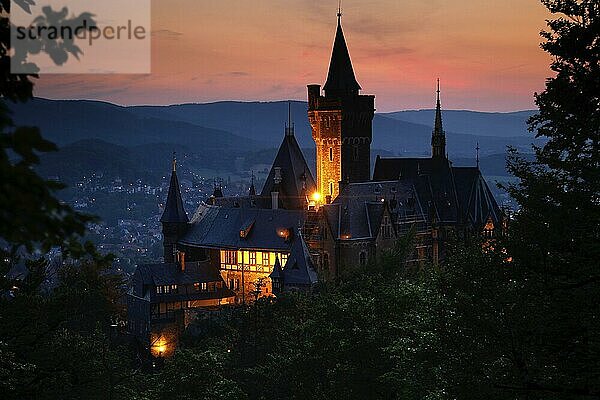 Angestrahltes Schloss vor der Kulisse des Hochharzes  Sonnenuntergang  Werningerode  Harz  Sachsen-Anhalt  Deutschland  Europa