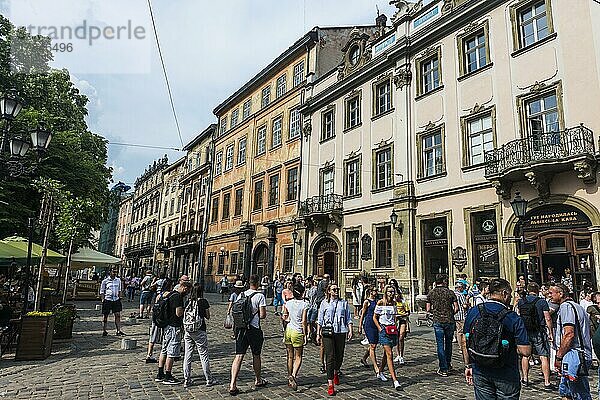 Fußgängerzone im Zentrum der Unesco-Sehenswürdigkeit der Stadt Lviv  Ukraine  Europa