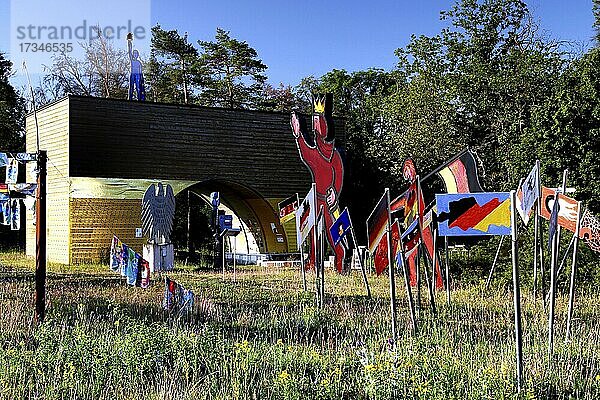 Skulpturenpark Deutsche Einheit am ehemaligen Grenzübergang Henneberg-Eußenhausen  Goldene Brücke  Denkmal  Mahnmal  innerdeutschen Grenze  Grenzbefestigungsanlage  Kolonnenweg  Grünes Band  Grenzweg  Henneberg  Meiningen  Thüringen  Deutschland  Europa