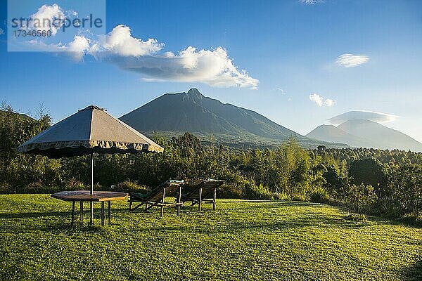 Sonnenschirm und Liegestühle in einem Luxushotel im Virunga-Nationalpark  Ruanda  Afrika