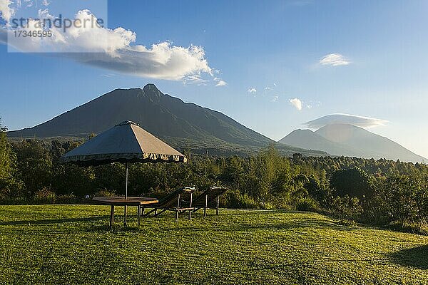 Sonnenschirm und Liegestühle in einem Luxushotel im Virunga-Nationalpark  Ruanda  Afrika