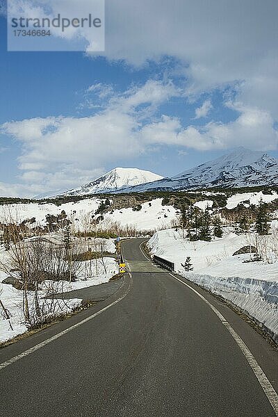 Straße  die durch die schneebedeckten Berge des Unesco-Welterbes Daisetsuzan-Nationalpark führt  Hokkaido  Japan  Asien