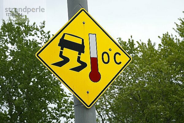 Schild für rutschige Straße  Provinz Quebec  Kanada  Nordamerika