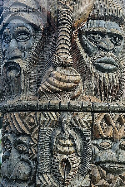 Handgeschnitzte Holzstatuen im Zentrum von Noumea  Neukaledonien  Ozeanien