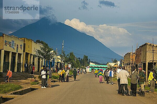 Kleines Dorf vor den hoch aufragenden Vulkanen des Virunga-Nationalparks  Ruanda  Afrika