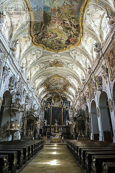 Innenraum der romanischen St. Emmeram-Basilika (Abtei)  heute bekannt als Schloss Thurn und Taxis  Unesco-Welterbe  Regensburg  Bayern  Deutschland  Europa