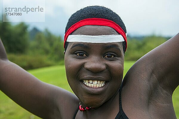 Frau starrt bei einer Zeremonie ehemaliger Wilderer in die Kamera  im Virunga-Nationalpark  Ruanda  Afrika