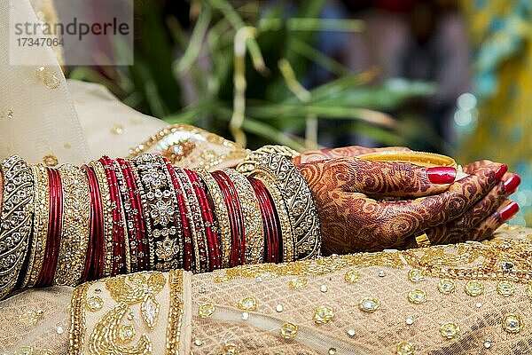 Traditioneller Brautschmuck und Henna-Dekoration an den Händen einer Braut während einer religiösen Zeremonie bei einer Hindu-Hochzeit  Mauritius  Afrika