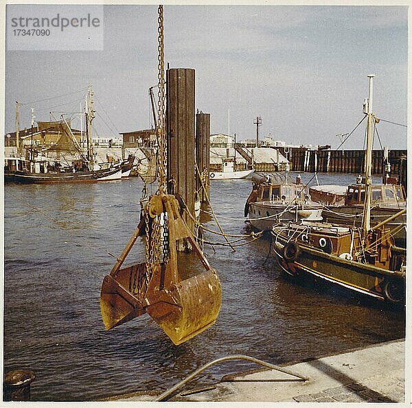 Sylt Anfang der 60er Jahre: Hafen von List mit Fischerbooten und Baggerschaufel  Nordsse