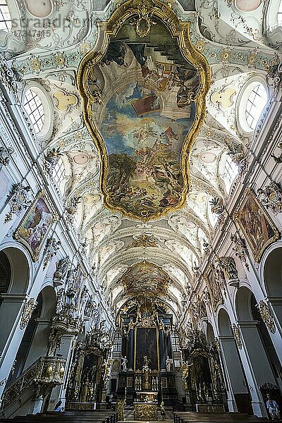 Innenraum der romanischen St. Emmeram-Basilika (Abtei)  heute bekannt als Schloss Thurn und Taxis  Unesco-Welterbe  Regensburg  Bayern  Deutschland  Europa