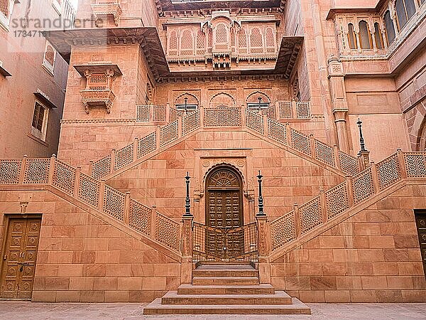 Treppenaufgang und Festungsmauer  Fort Junagarh  Stadtpalast  Bikaner  Rajasthan  Indien  Asien