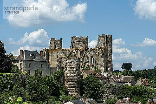 Bourbon l'Archambault beschriftet Kleine Stadt mit Charakter  Blick auf die mittelalterliche Burg  Departement Allier  Auvergne-Rhone-Alpes  Frankreich  Europa