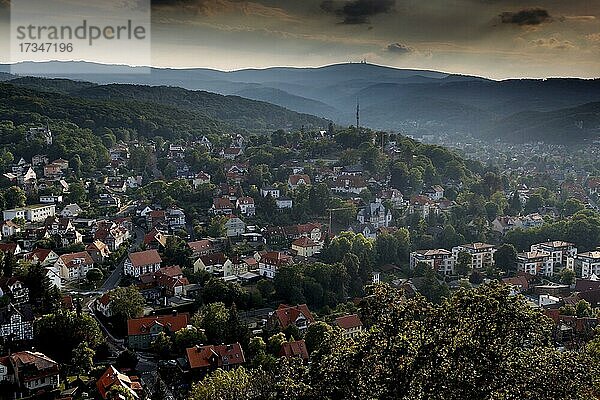 Blick vom Schloss auf Stadt Werningerode und den Hochharz mit dem Brocken  Harz  Sachsen-Anhalt  Deutschland  Europa