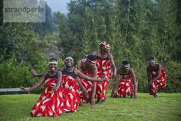 Zeremonie ehemaliger Wilderer  im Virunga-Nationalpark  Ruanda  Afrika