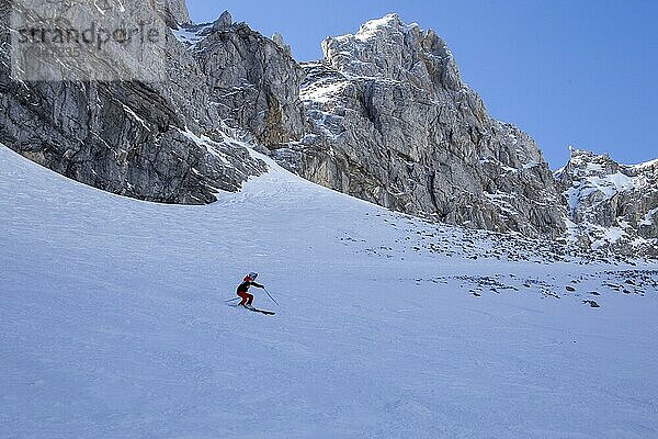 Deutschlands längste Skiabfahrt durchs unpräparierte Dammkar  Mittenwald  Oberbayern  Deutschland  Europa