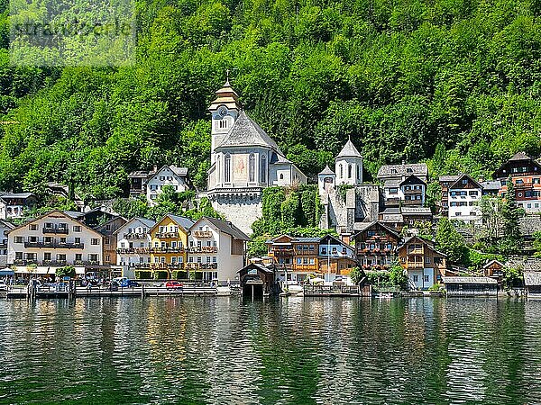 Ortsansicht Hallstatt am Hallstätter See mit katholischer Kirche  Salzkammergut  Dachsteinregion  Oberösterreich  Österreich  Europa