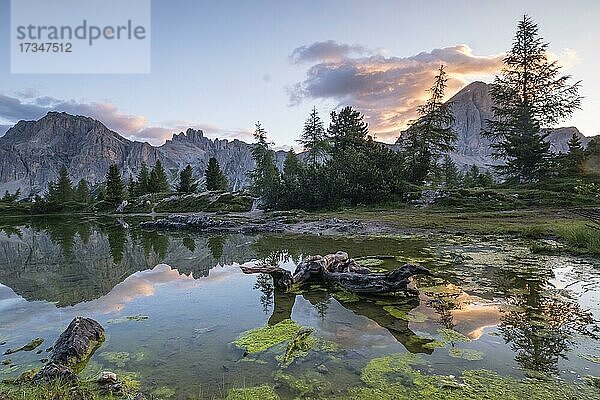 Abendstimmung am See Lago de Limides  Lagazuoi und Tofana di Rozes  mit Wasserspiegelung  Dolomiten  Alpen  Venetien  Italien  Europa