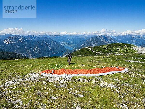 Paraglider am Krippenstein mit Hallstättersee  Hallstatt  Salzkammergut  Oberösterreich  Österreich  Europa