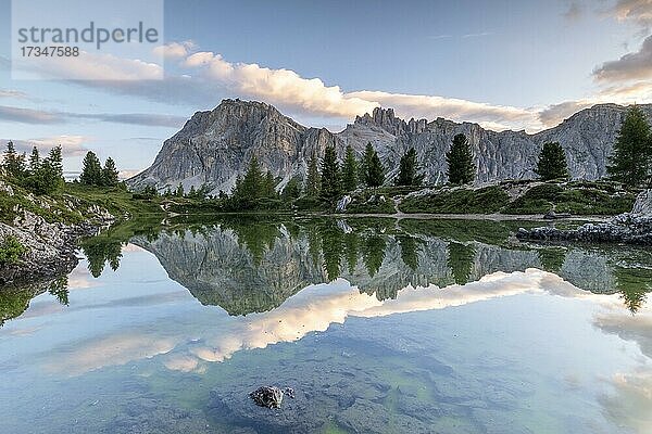 Morgenstimmung am See Lago de Limides und Tofana di Rozes  mit Wasserspiegelung  Dolomiten  Alpen  Südtirol  Italien  Europa