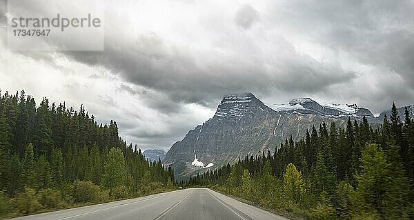 Straße Icefield Parkway  Blick auf Gletscher und Berge  Jasper National Park Nationalpark  Canadian Rocky Mountains  Alberta  Kanada  Nordamerika