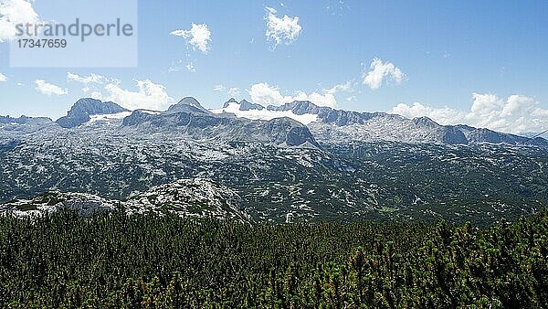 Blick zum Hallstätter Gletscher und Hohen Dachstein  Dachsteinmassiv  Krippenstein  Obertraun  Salzkammergut  Oberösterreich  Österreich  Europa