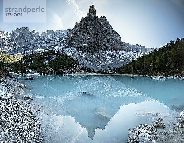 Türkisgrüner Sorapissee  Lago di Sorapis mit Spiegelung und Bergspitze Dito di Dio  Dolomiten  Belluno  Italien  Europa