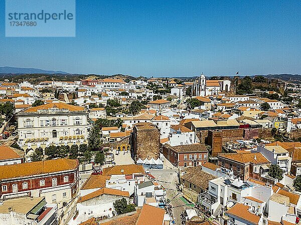 Luftaufnahme von Silves mit maurischer Burg und historischer Kathedrale  Algarve  Portugal  Europa