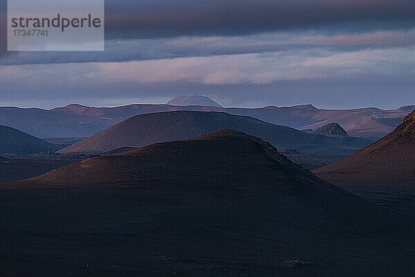 Berge im Abendlicht  schwarze Wüste  nahe Veiðivötn  isländisches Hochland  Island  Europa