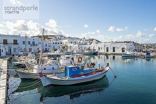 Hafen mit Fischerbooten  Hafenstadt Naoussa  Insel Paros  Kykladen  Griechenland  Europa