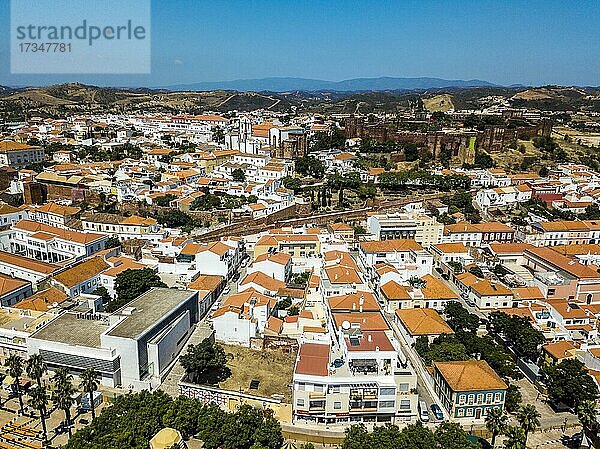 Luftaufnahme von Silves mit maurischer Burg und historischer Kathedrale  Algarve  Portugal  Europa