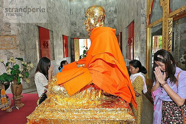 Mit Blattgold bedeckte Statue von buddhistischer Mönch  buddhistisches Kloster Wat Chalong  Insel Phuket