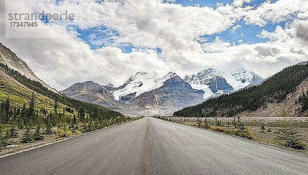 Straße Icefield Parkway  Blick auf Gletscher und Berge Boundary Peak  Mount Athabasca und Mount Andromeda  Sunwapta Pass  Jasper National Park Nationalpark  Canadian Rocky Mountains  Alberta  Kanada  Nordamerika