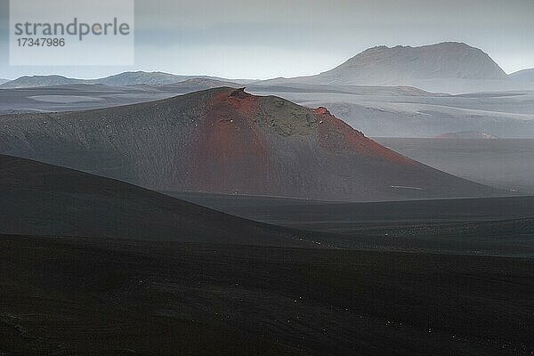 Krater-Landschaft nahe Veiðivötn  schwarze Lavawüste  isländisches Hochland  Island  Europa