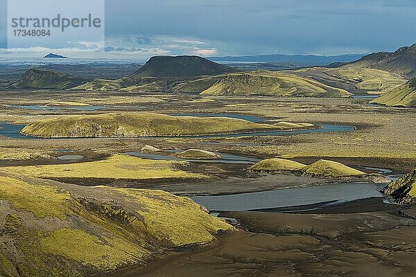 Blick vom Berg Sveinstindur  moosbewachsene Hügel  Berge  Fluss Skaftá  Laki  Vatnajökull  isländisches Hochland  Island  Europa