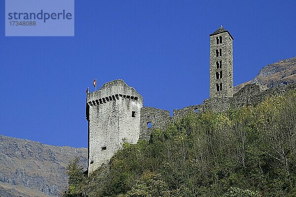 Ruinen der Burganlage Castello di Mesocco  gesehen von der Autobahn A13 E43 zum San Bernardino Pass  Kanton Graubünden  Schweiz  Europa