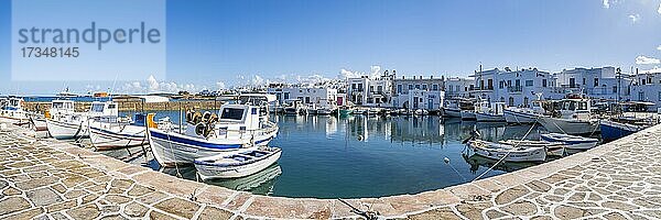 Hafen mit Fischerbooten  Hafenstadt Naoussa  Insel Paros  Kykladen  Griechenland  Europa
