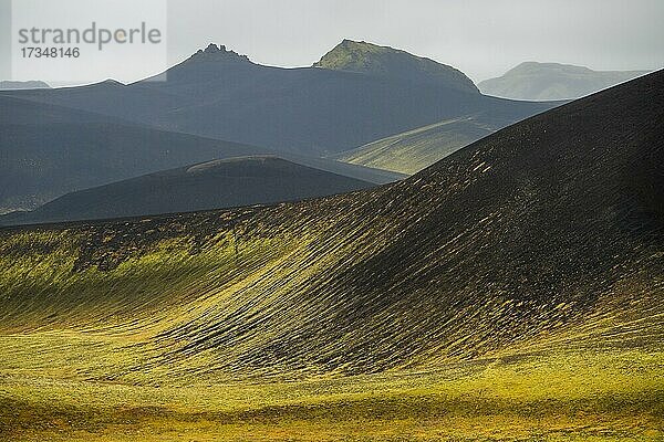 Moosbewachsene Hügel  Krater-Landschaft nahe Veiðivötn  isländisches Hochland  Island  Europa