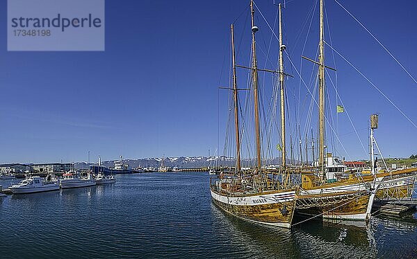 Alte Segelschiffe im Hafen von  Húsavik  Norðurland eystra  Island  Europa