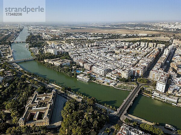Luftaufnahme von Sevilla mit dem San-Telmo-Palast  in dem die Stadtverwaltung untergebracht ist  im Vordergrund  Andalusien  Spanien  Europa