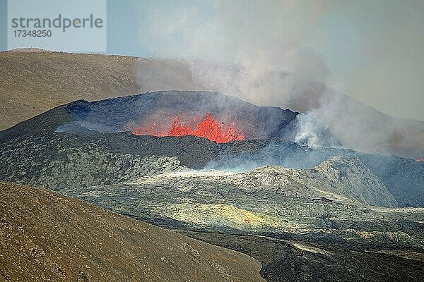Aktiver Vulkan mit Lavafontänen  Vulkankrater  Fagradalsfjall  Geldingadalir  Reykjanes  Sudurnes  Island  Europa
