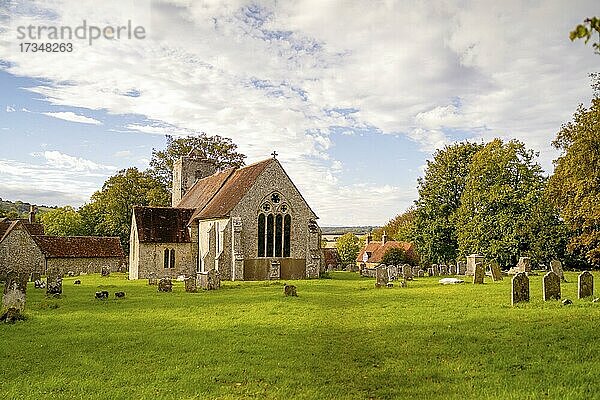 Alte britische Steinkirche in einer ländlichen Gegend im Süden Englands  UK