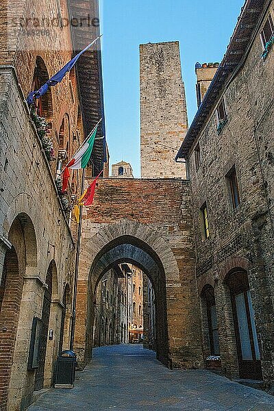 Antike Häuser und Geschlechterturm in alte Hauptstraße von San Gimignano  Toskana  Italien  Europa