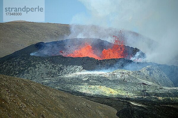 Aktiver Vulkan mit Lavafontänen  Vulkankrater  Fagradalsfjall  Geldingadalir  Reykjanes  Sudurnes  Island  Europa