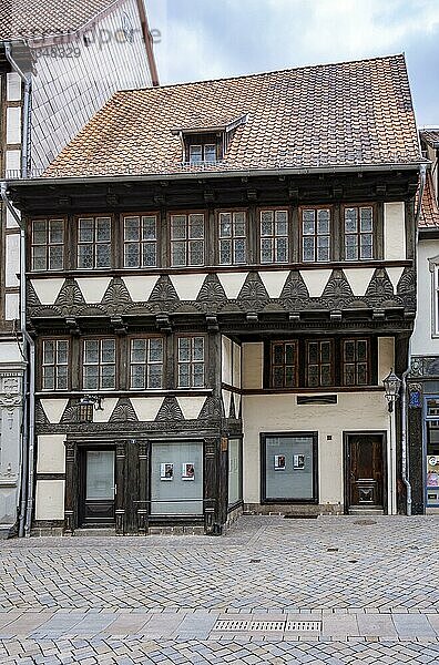 Bürgerhaus von 1569 im niedersächsischen Fachwerkstil in der Altstadt von Quedlinburg  Sachsen-Anhalt  Deutschland  Europa