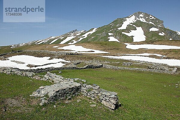 Archäologischer Bodenfund  historische Grundmauern aus Römerzeit  Kleiner Sankt Bernhard Pass  La Thuile  Aostatal  Italien  Europa