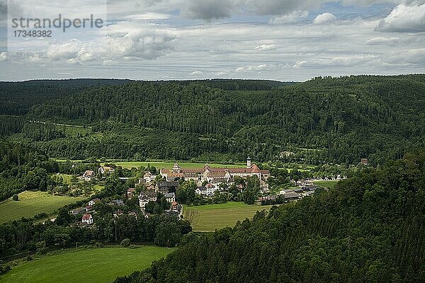 Blick ins Donautal auf die Gemeinde Beuron mit der Erzabtei  Oberes Donautal  Beuron  Baden-Württemberg  Deutschland  Europa